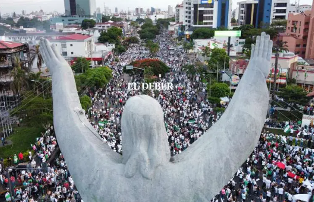 El Cristo es el centro de las marchas de protesta en favor del gobernador. Foto F Landívar