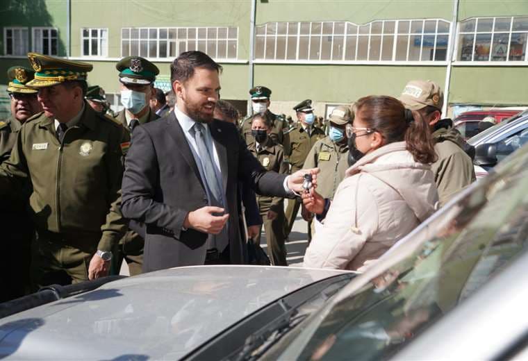 El Ministro hizo la entrega de los vehículos recuperados a sus dueños Foto: MinGob