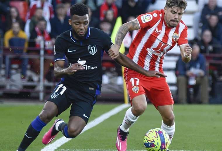 El Atlético empata 1-1 en Almería, pero vuelve a 'zona Champions'