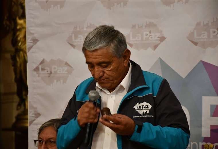 El alcalde de La Paz con un 'beso de negro' I APG Noticias.
