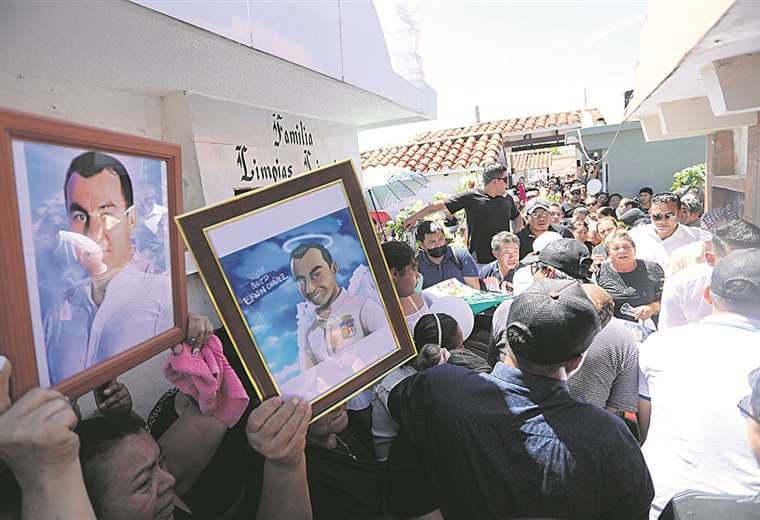 Familiares y amigos con imágenes del fallecido llegaron hasta el cementerio de Portachuelo / Foto: Jorge Ibáñez