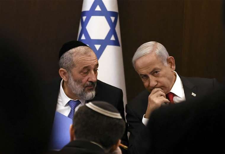Benjamin Netanyahu (der) y Arieh Deri | AFP