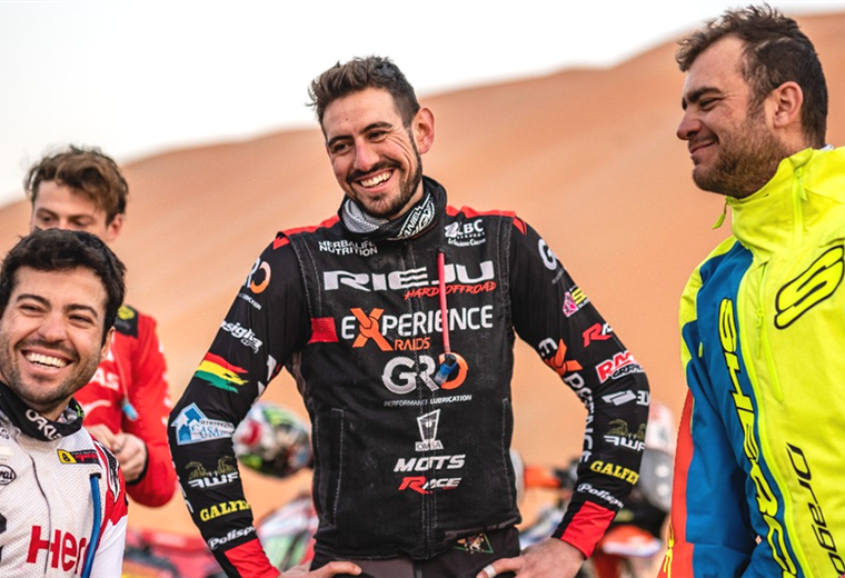 Daniel Nosiglia (centro) comparte con otros pilotos en el Dakar. Foto. Prensa Nosiglia