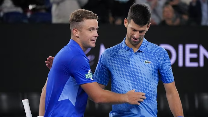 Djokovic pasa con algo de suspenso a tercera ronda de Australia