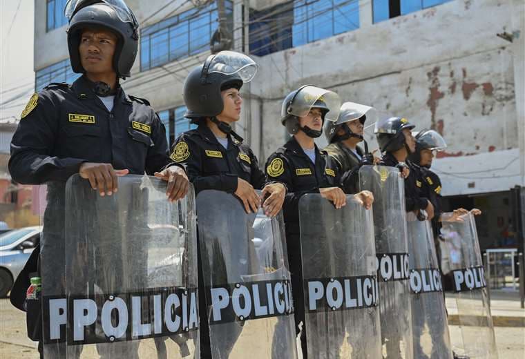 Despliegue masivo de policías en anticipo de nuevas protestas en Lima