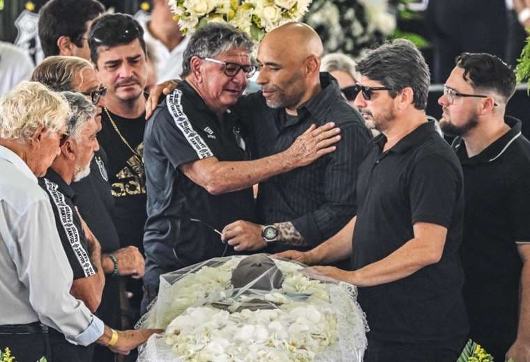 Brasileños viajan a Santos para homenajear a Pelé, la "leyenda de los mil goles"