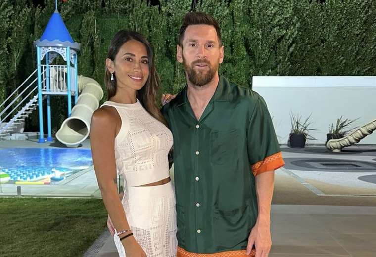 Publicación de Messi junto a su esposa.