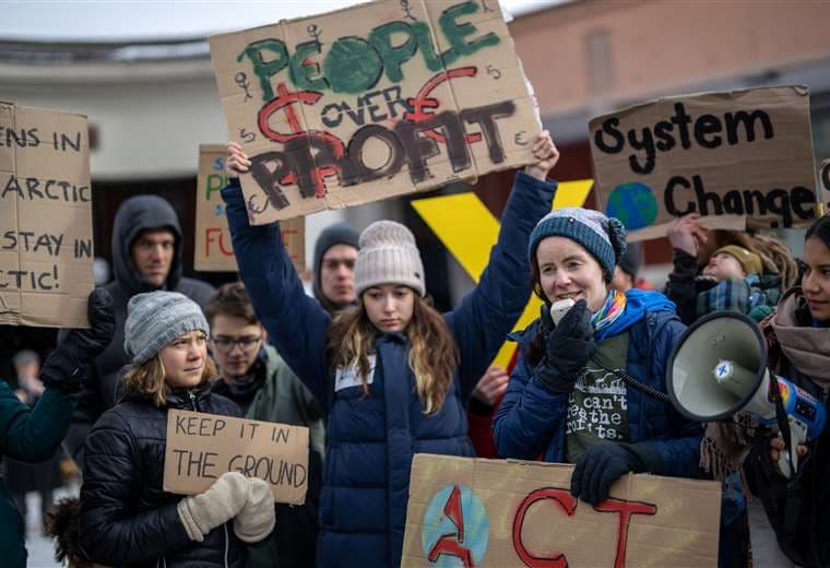 Thunberg y jóvenes activistas se manifiestan en Davos por la "justicia climática"