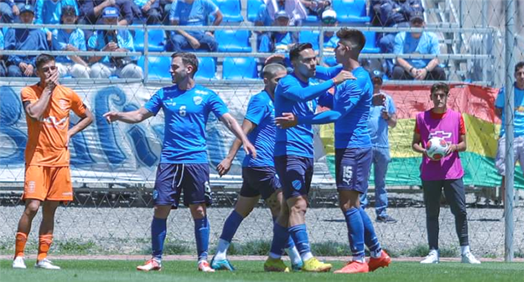 Los jugadores de Bolívar celebran tras gol de Algarañaz. Foto. Club Blooming