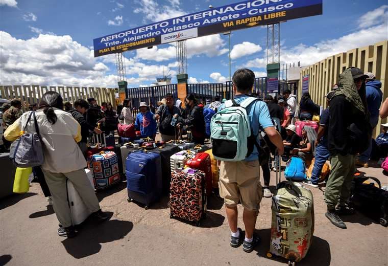 Dos aeropuertos cerrados y sin servicio de trenes a Machu Picchu por protestas en Perú