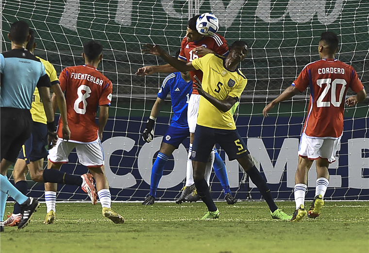 El partido entre Chile y Ecuador fue parejo en el Sudamericano Sub-20. Foto. AFP