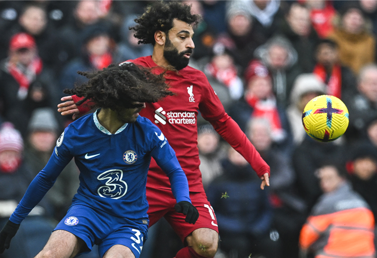 Salah (de Liverpool) intenta dominar el balón ante la marca de un rival. Foto. AFP