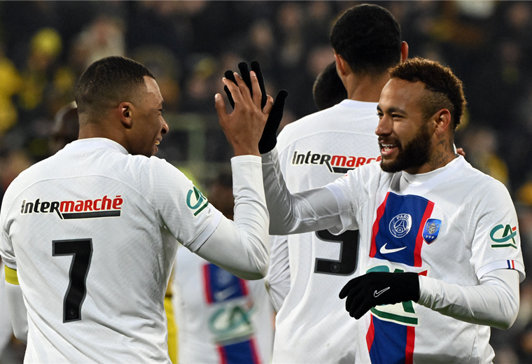 Kylian Mbappé (7) y Neymar celebran uno de sus goles del francés. Foto. AFP