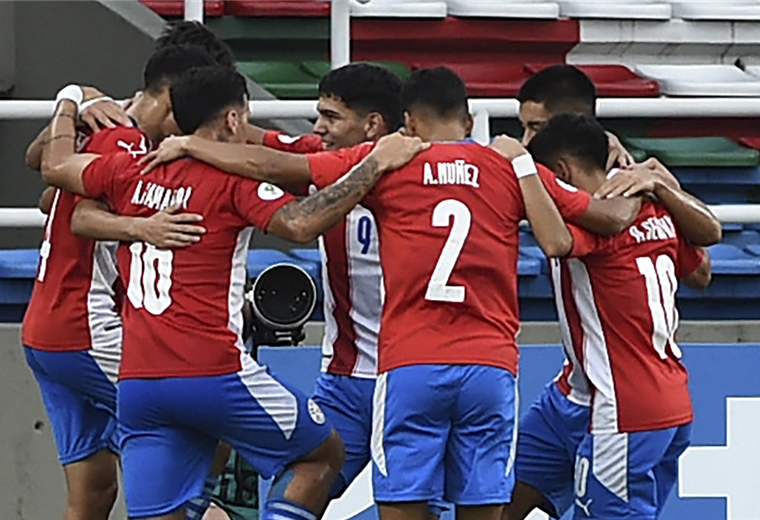 Jugadores paraguayos celebran tras ganar a Perú en el Sudamericano Sub-20. Foto. AFP