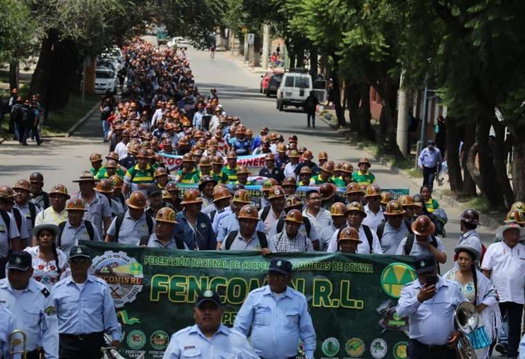 Tarija: Arce encabeza marcha de mineros y diputado opositor afirma que busca provocar  