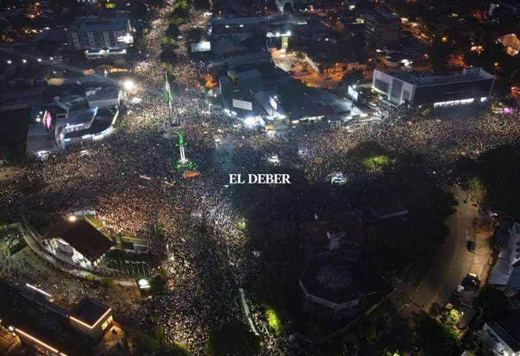 Miles de ciudadanos llegaron hasta el Cabildo Nacional. Foto: Miguel Surubí