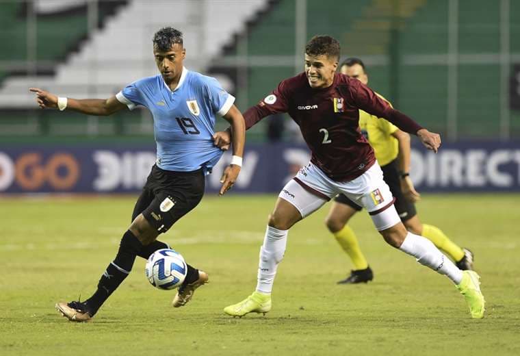 Uruguay golea 3-0 a Venezuela y lidera Grupo B del Sudamericano Sub-20