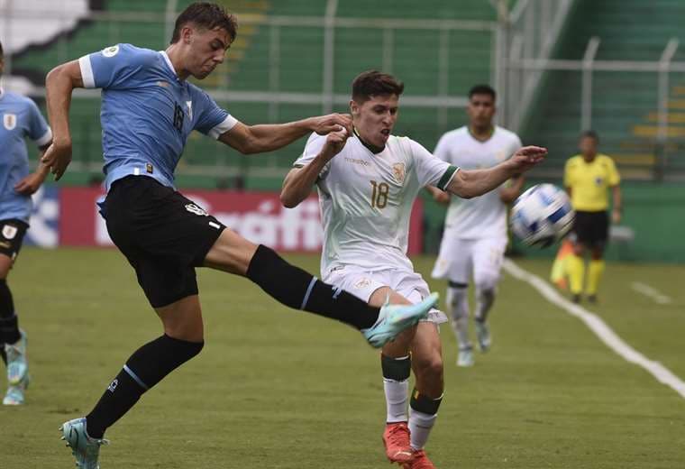 Uruguay goleó sobre el final a una Bolivia competitiva y combativa