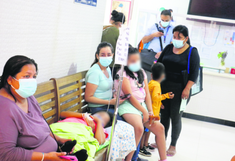 Santa Cruz: el dengue rebasa a los hospitales y hay pacientes hasta en los pasillos 