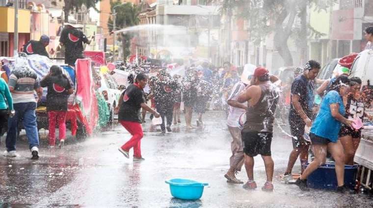 Juego con agua en Carnaval /Foto: Los Tiempos