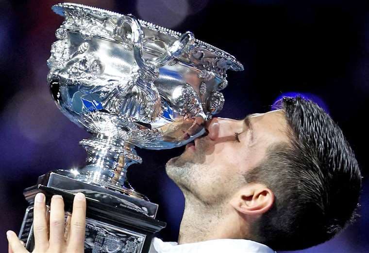 Djokovic y el trofeo del Australian Open.