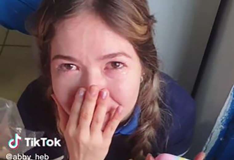 Se hace viral maestra que llora por quedarse sin entrada para el concierto de RBD