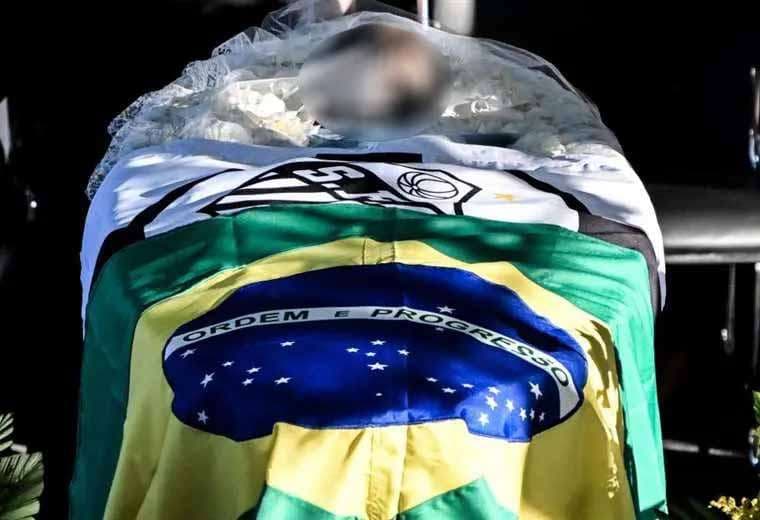 Ataúd de Pelé cubierto por la bandera de Brasil y del Santos. AFP