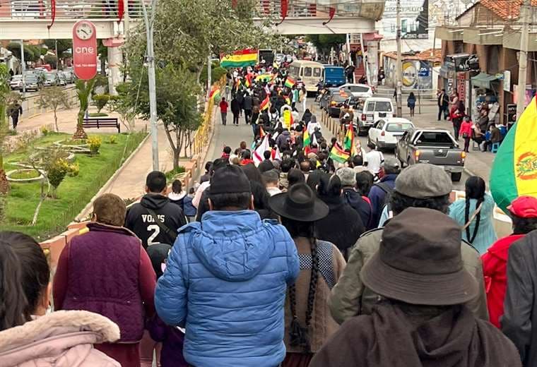 Cientos de personas protagonizaron una marcha en apoyo a Santa Cruz en Sucre. Foto: D.M.