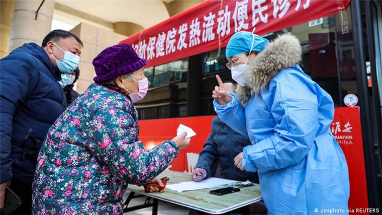 Pekín juzga "inaceptables" los test covid para los viajeros procedentes de China