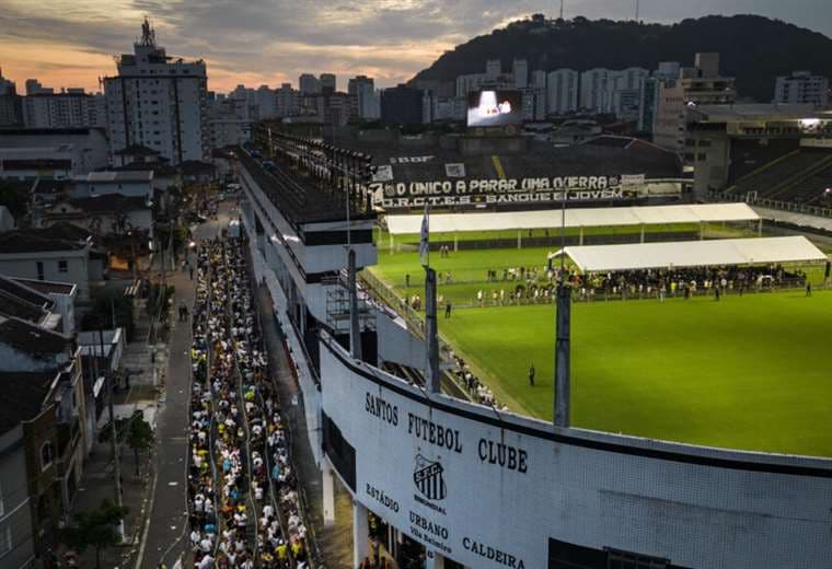 ‘Lo que él hizo por nosotros, nadie lo volverá a hacer’: miles de brasileños despiden a Pelé