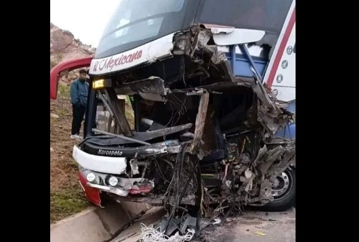 Bus sufre un aparatoso accidente en la carretera que une a Oruro con Sucre