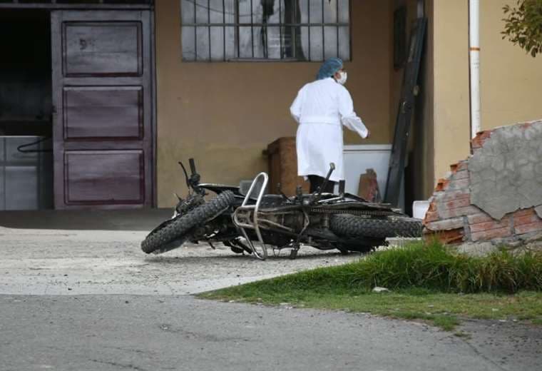 La motocicleta en la que huyó el reo brasileño abandonada en el hospital (Foto:APG Noticia