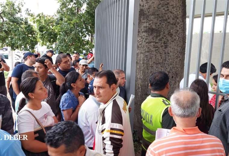 Largas filas para tramitar el permiso en el Conaltid / Foto: Ricardo Montero