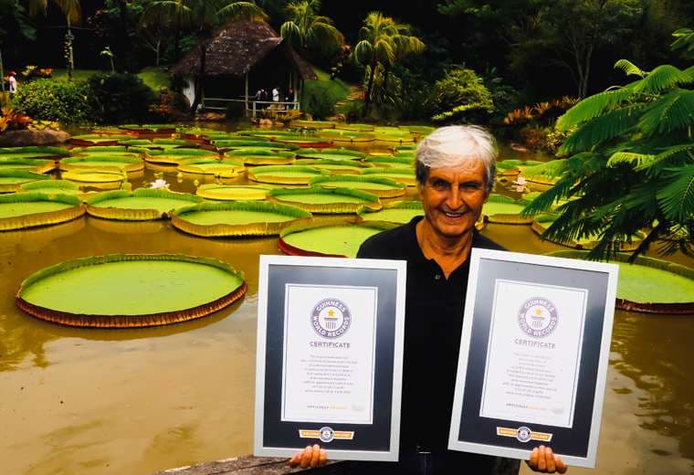 Ribero sostiene orgulloso los certificados de Guinness World Records