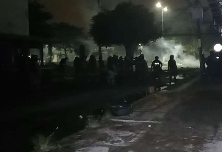 Séptima noche de violencia: los enfrentamientos se trasladan a las calles aledañas al Comando