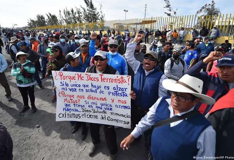 Protestas contra el gobierno en Perú reinician con bloqueo de vías