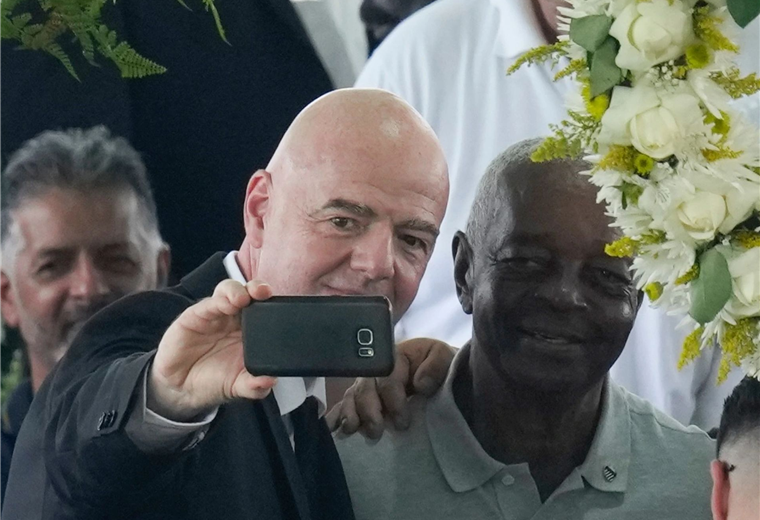 Infantino está "horrorizado" tras críticas por su selfie en el velorio de Pelé