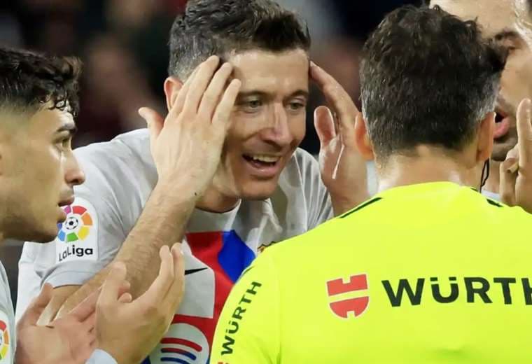 Lewandowski no podía creer cuando vio su primera roja en España. Foto: Internet