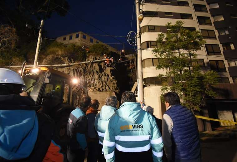 Mala conducción de aguas ocasiona la caída de un muro sobre un edificio de 12 pisos en La Paz