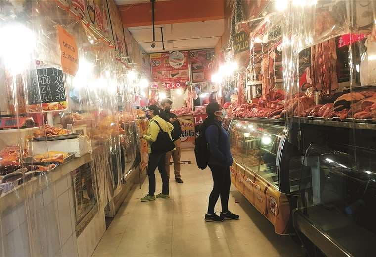 Cierre de vías provocan alza del precio del pollo en La Paz y el producto no llega de Santa Cruz 