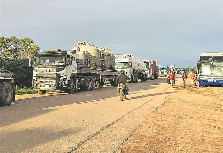 Bloqueos dejan más de un millar de camiones varados con carga de exportación