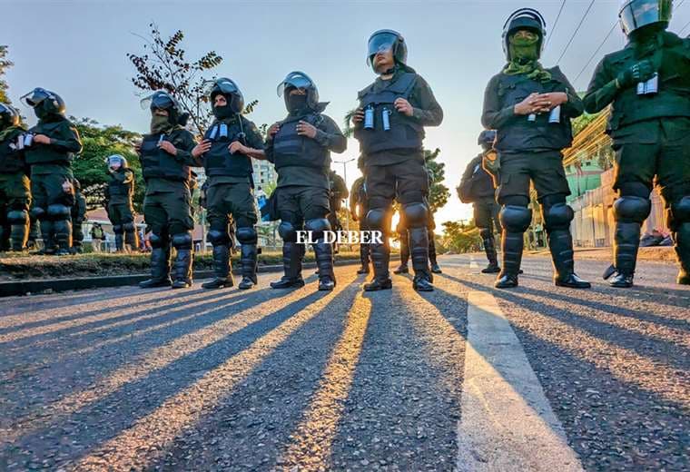 Policías impiden el paso hacia el Comando Departamental/Foto: Jorge Gutiérrez