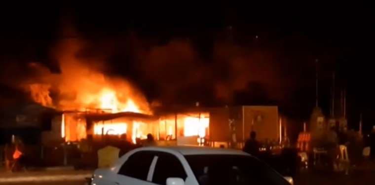 Incendio en patio de comidas de Valle Sánchez/Redes