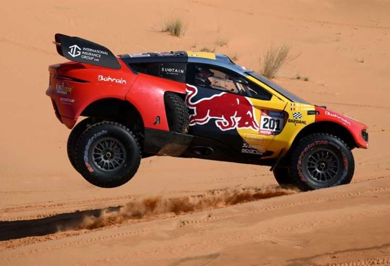 Loeb gana la octava etapa en el Dakar tras duelo con Carlos Sainz