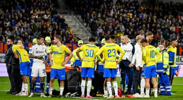Jugadores del Waalwijk resguardan a su guardameta mientras recibe asistencia médica 