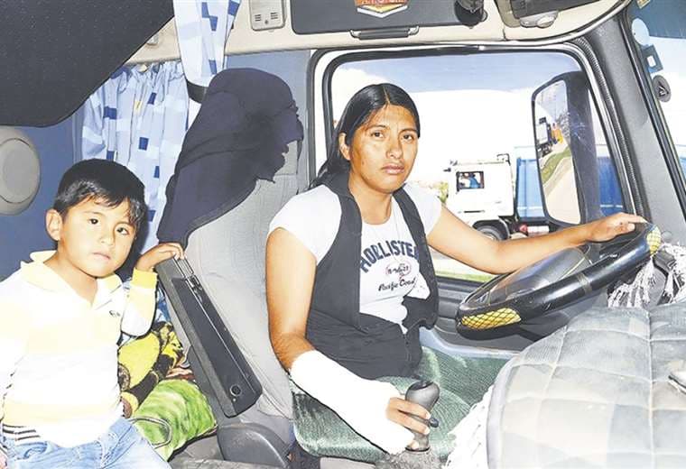  Mayra Garrido recorría largos tramos en un camión, junto a su hijo Emanuel. 