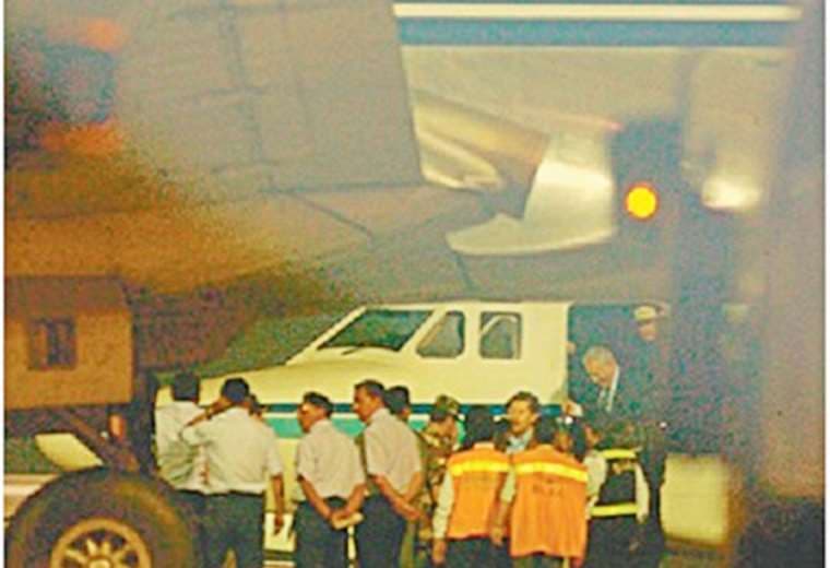 Goni Sánchez de Lozada, toma un avión para salir de Bolivia el 17 /10/2003. Arch ELDEBER