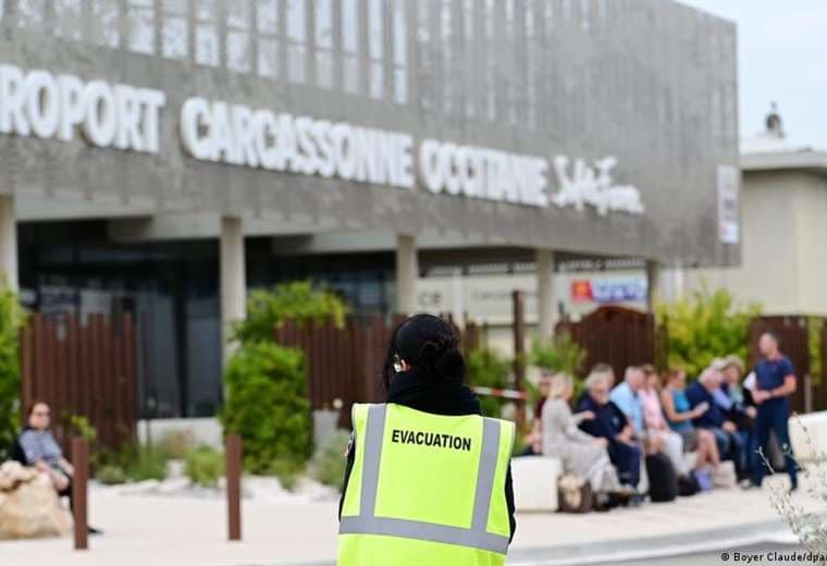 Evacuan ocho aeropuertos en Francia por nuevas amenazas de bomba