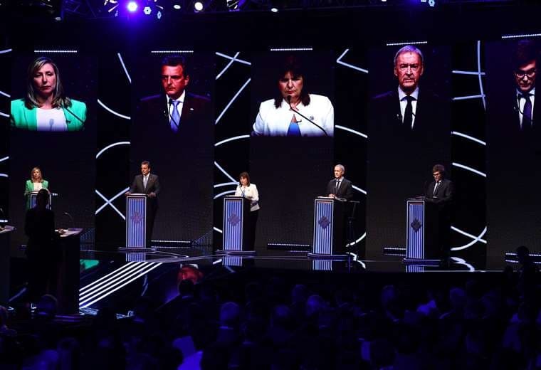Los cinco candidatos a la presidencia de Argentina durante el debate. Foto: AFP