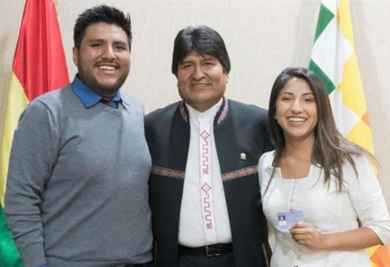 El expresidente Evo Morales junto a sus dos hijos